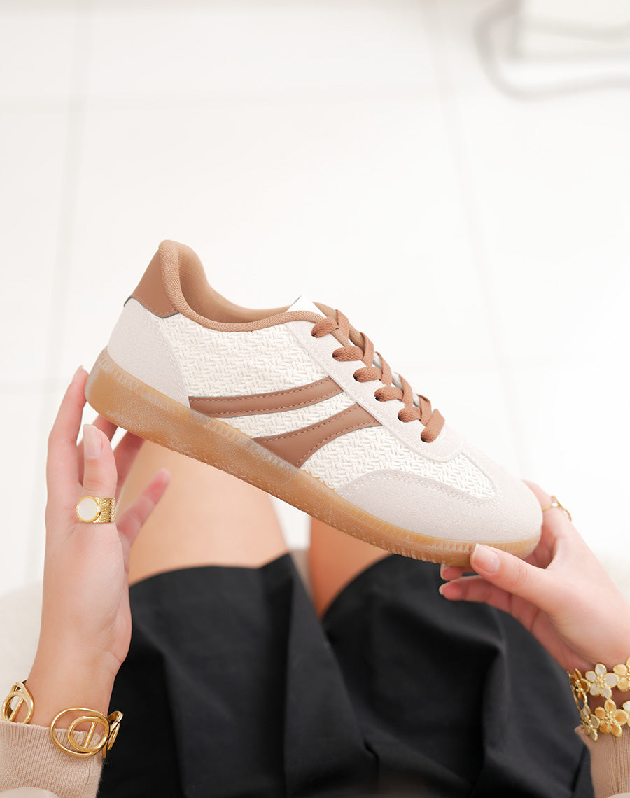 Basket femme beige élégante à détail tissé et empiècements marron