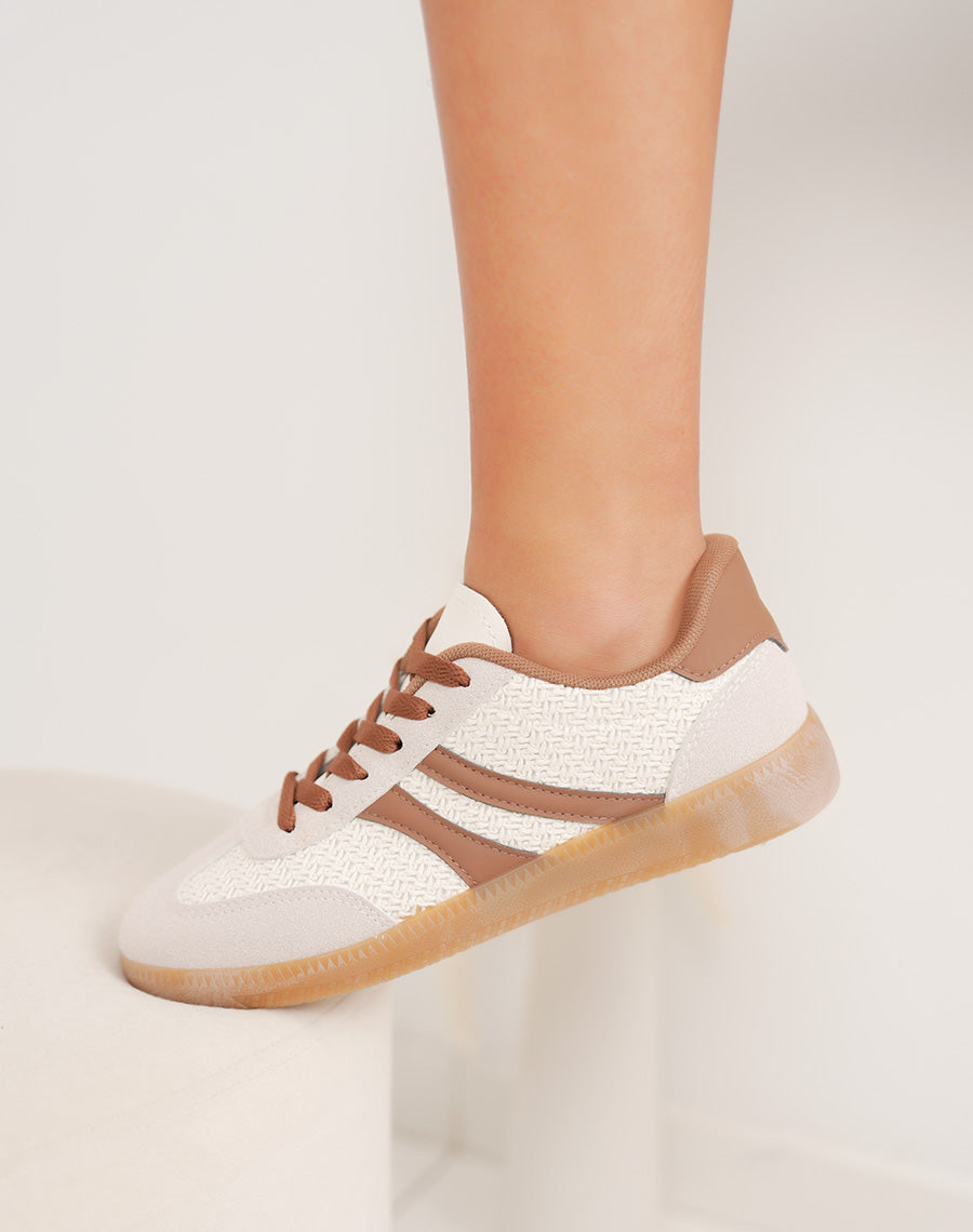 Basket femme beige élégante à détail tissé et empiècements marron