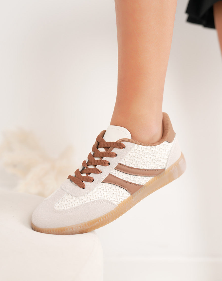 Basket femme beige élégante à détail tissé et empiècements marron