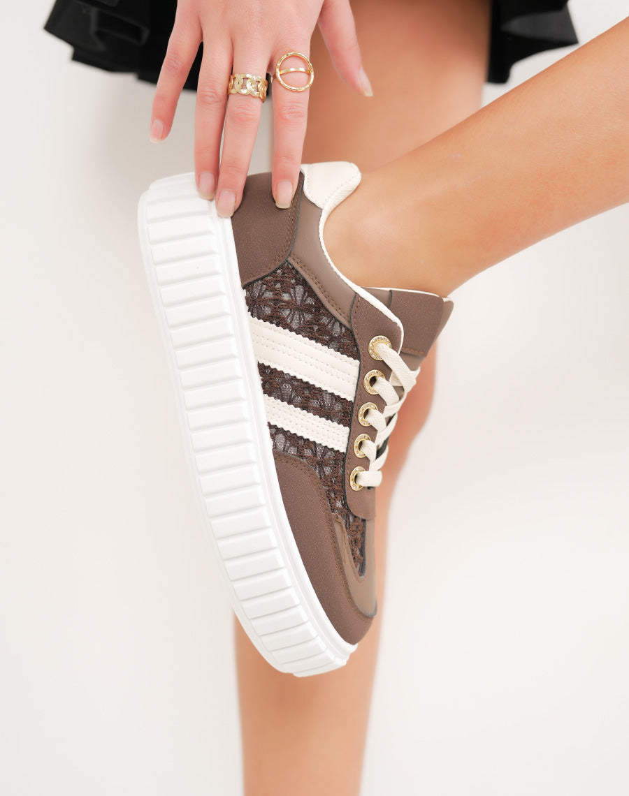 Basket femme marron tendance à plateforme blanche et broderies raffinées
