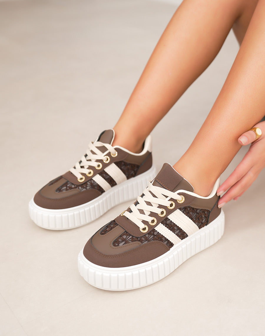 Basket femme marron tendance à plateforme blanche et broderies raffinées