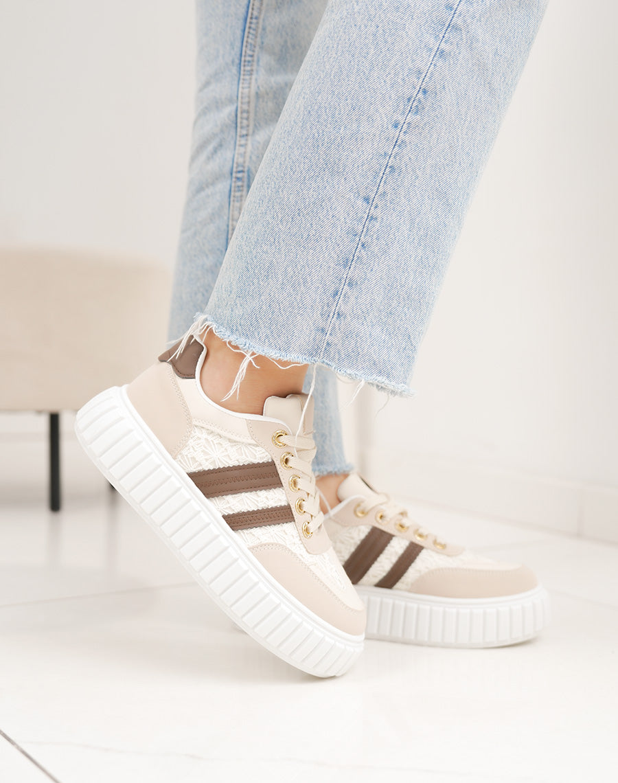 Basket femme beige tendance à plateforme blanche et broderies délicates