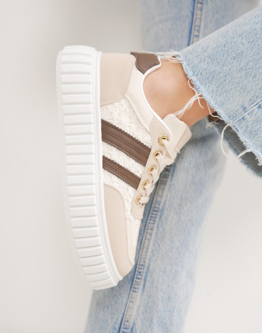 Basket femme beige tendance à plateforme blanche et broderies délicates