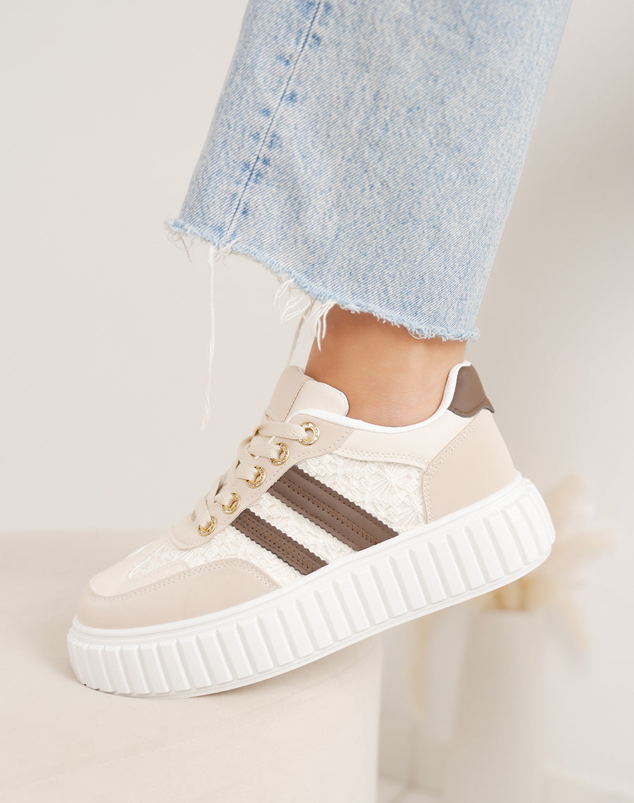 Basket femme beige tendance à plateforme blanche et broderies délicates