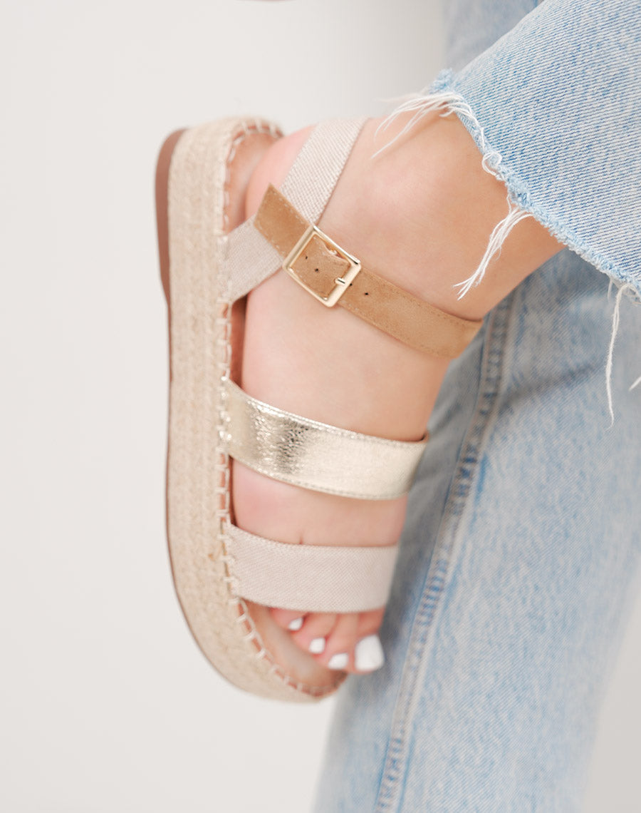 Sandale femme beige élégante à plateforme en osier et détail doré