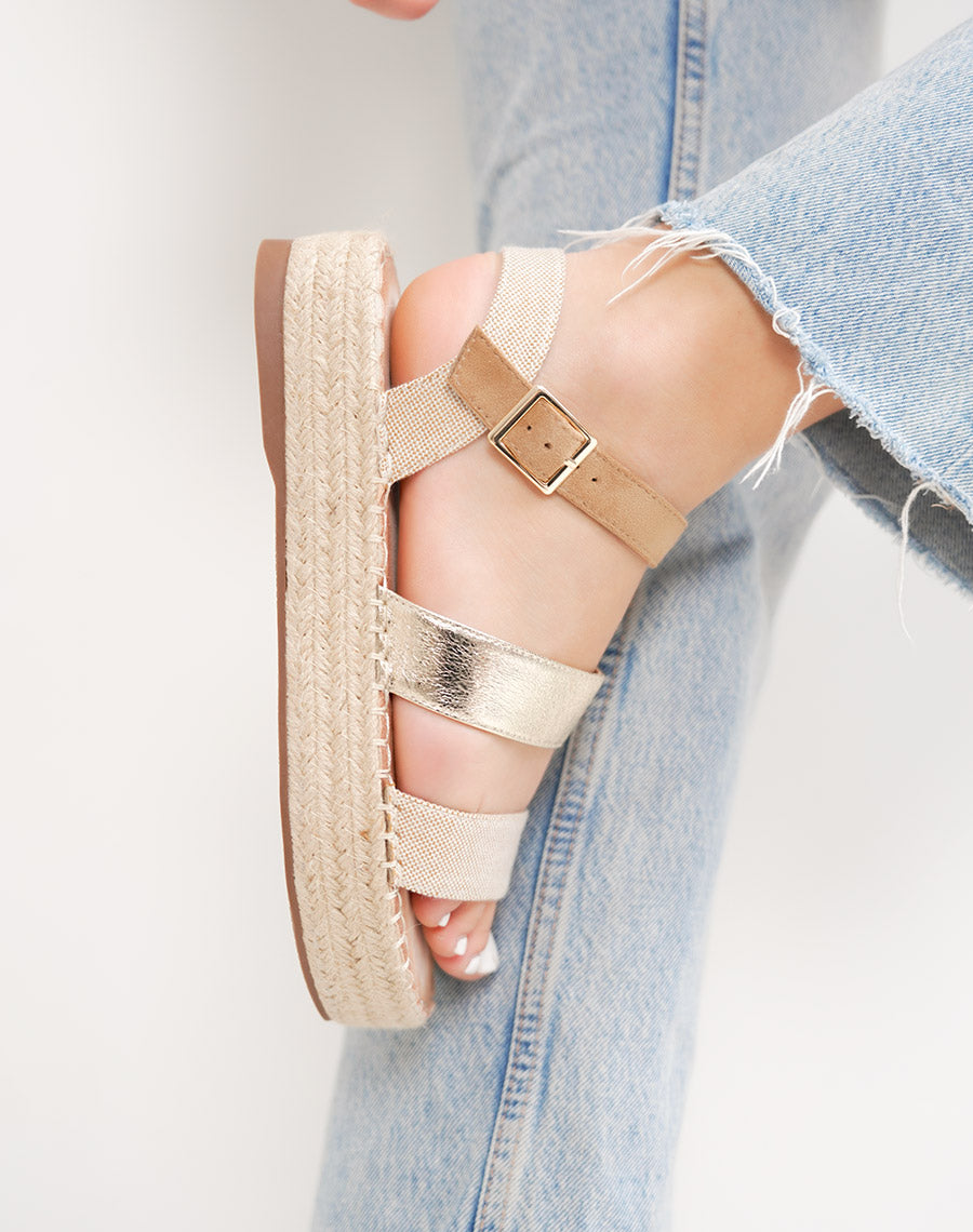 Sandale femme beige élégante à plateforme en osier et détail doré