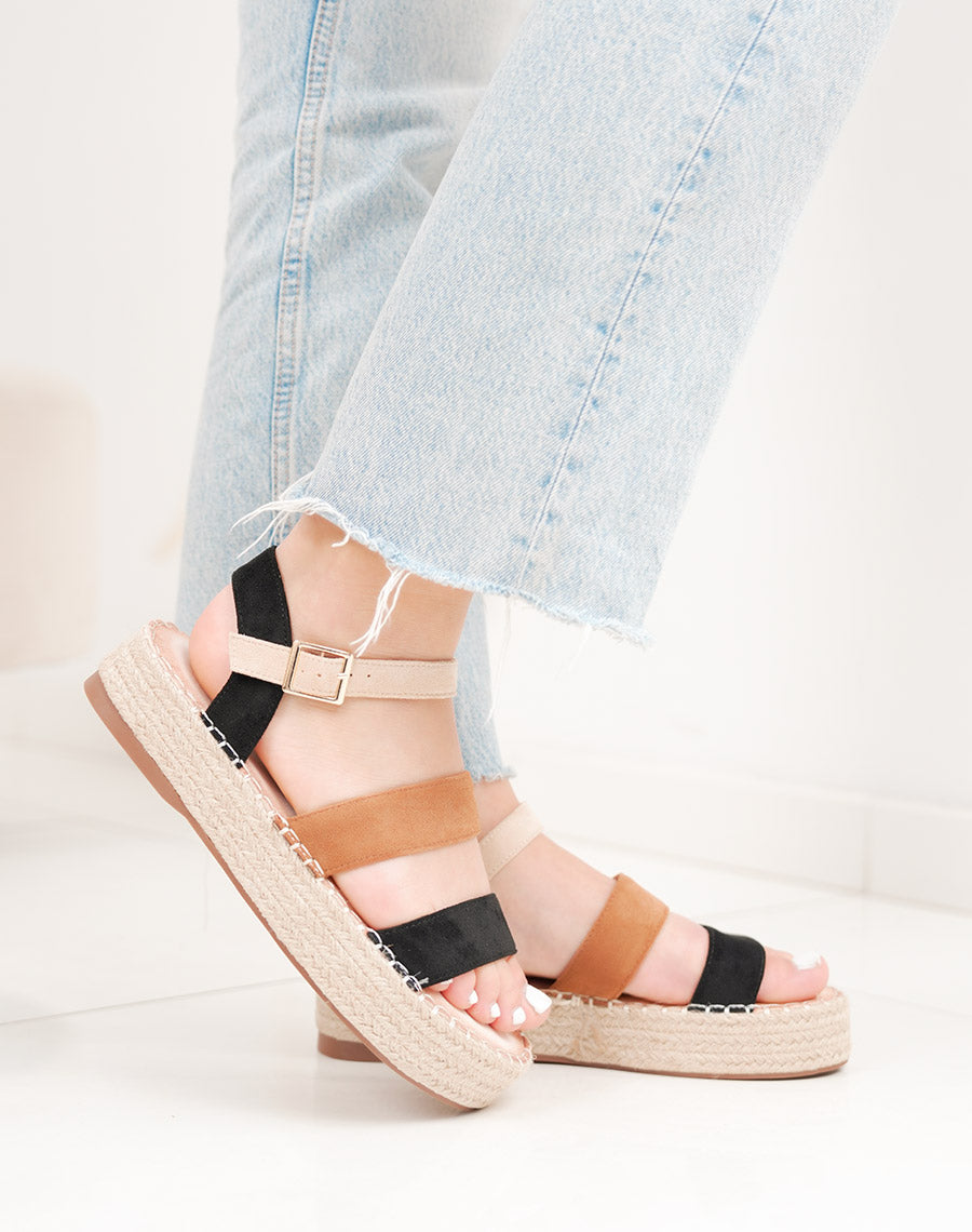 Sandale femme noire tendance à plateforme en osier et brides tricolores