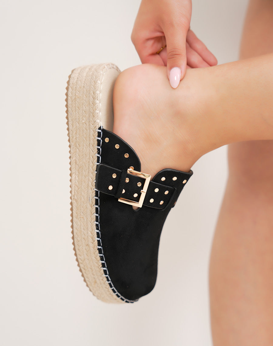 Mules femme noires en suédine tendance avec clous dorés et semelle corde épaisse