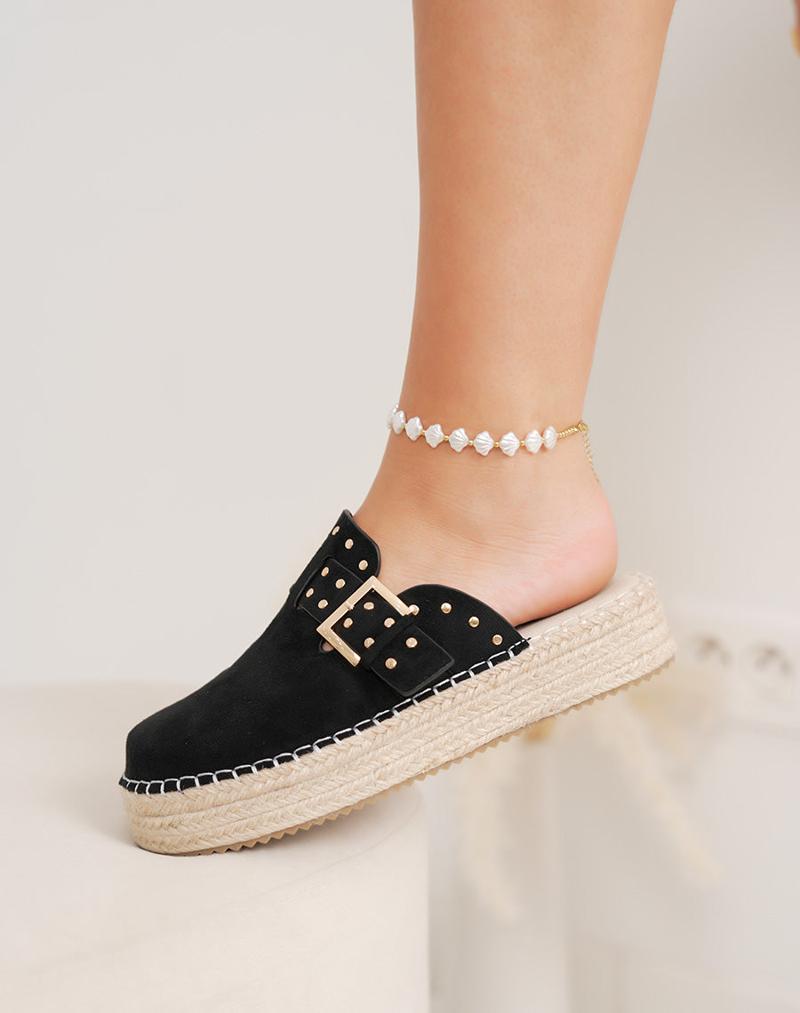 Mules femme noires en suédine tendance avec clous dorés et semelle corde épaisse