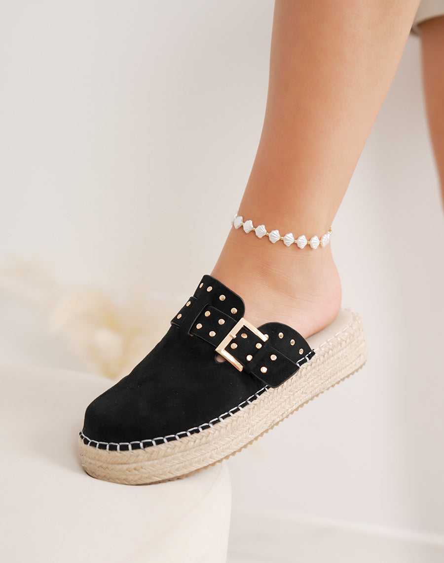 Mules femme noires en suédine tendance avec clous dorés et semelle corde épaisse