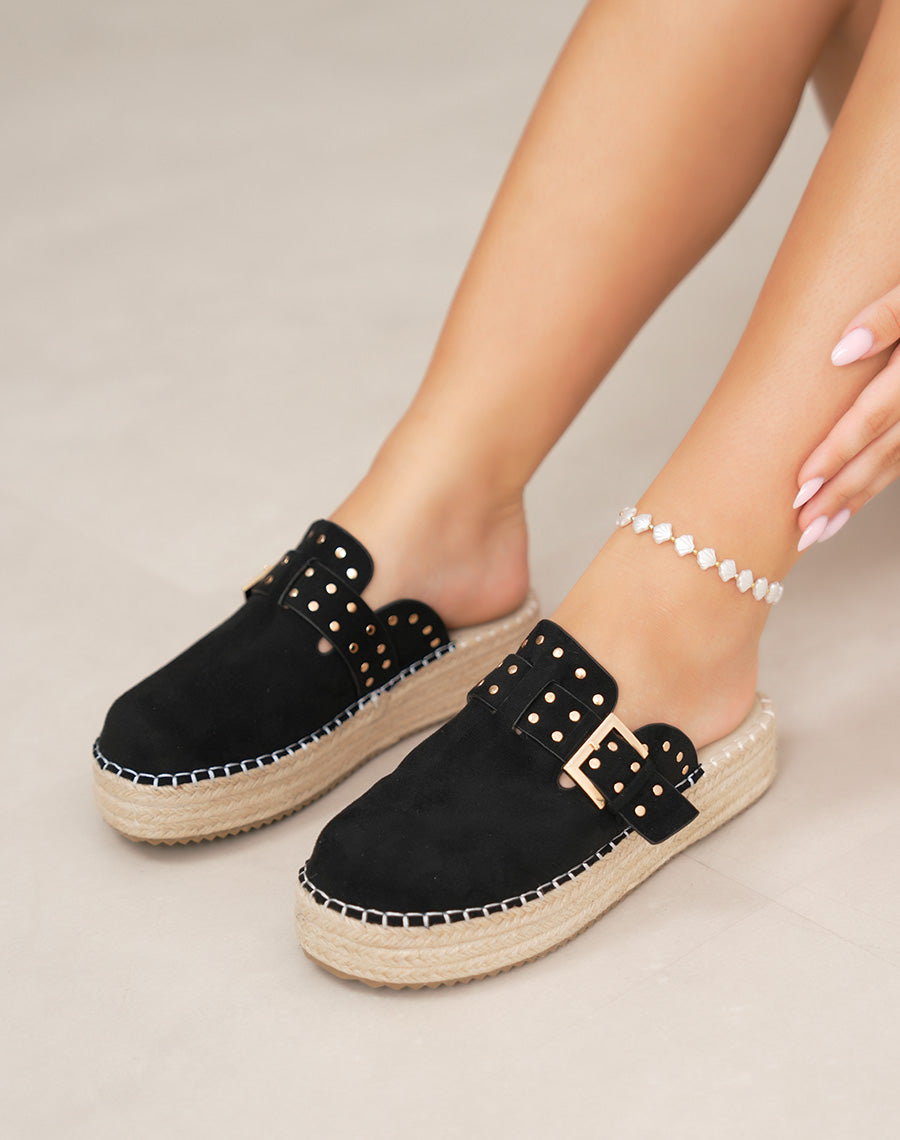 Mules femme noires en suédine tendance avec clous dorés et semelle corde épaisse
