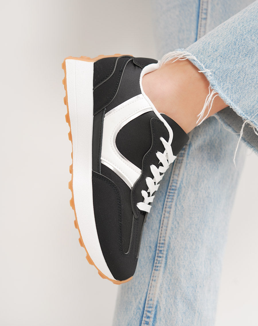Basket femme noire tendance à empiècements blanc et argenté avec plateforme blanche
