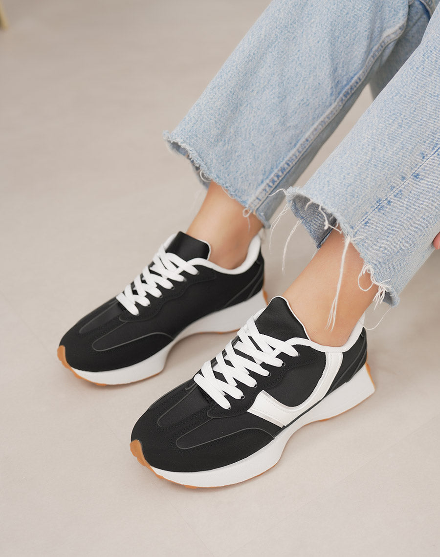 Basket femme noire tendance à empiècements blanc et argenté avec plateforme blanche