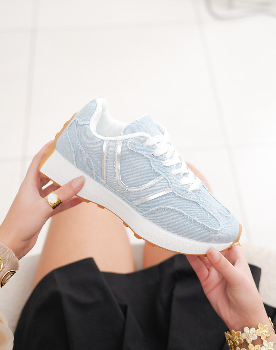 Basket femme jean bleue tendance à empiècements argentés et plateforme blanche