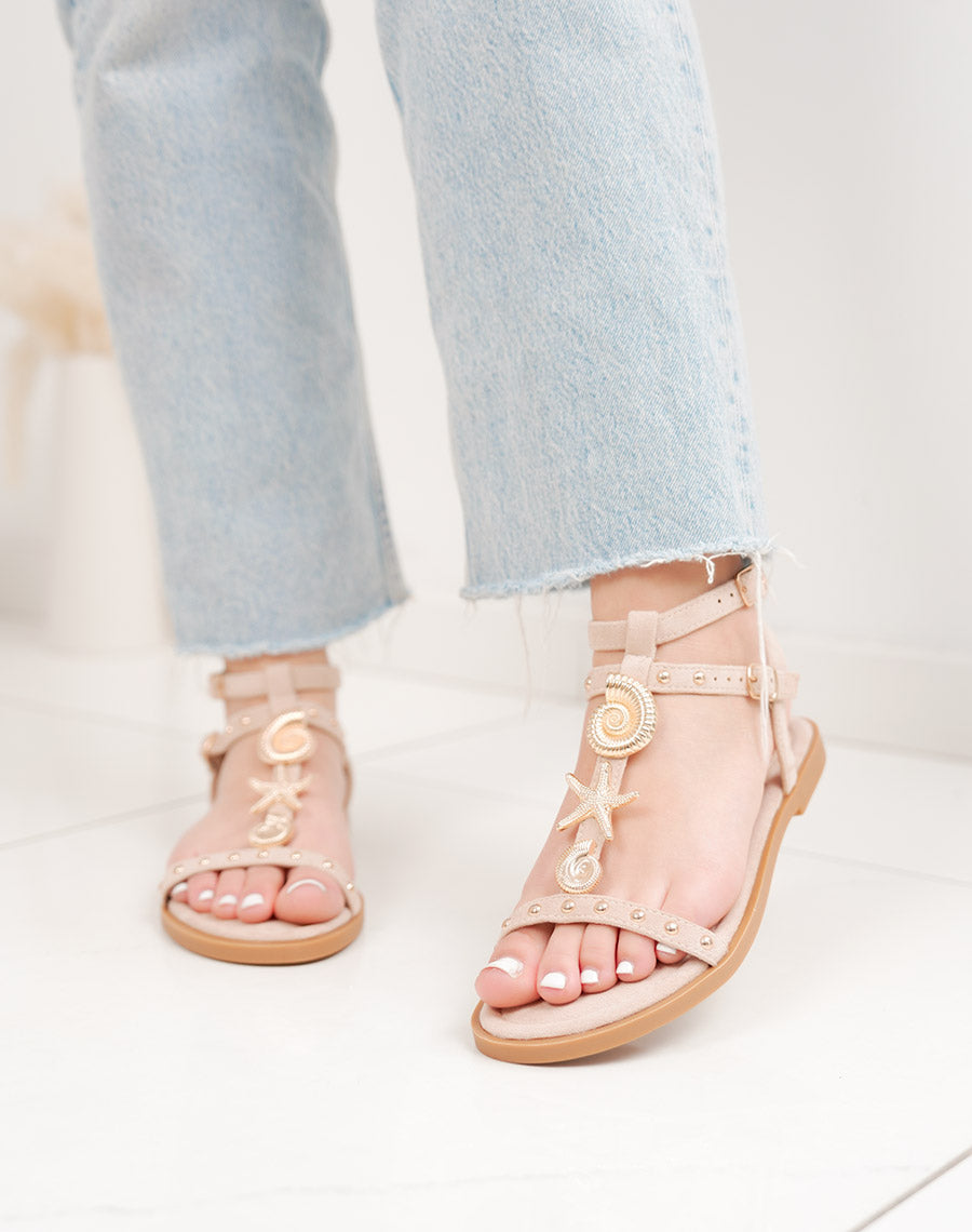 Sandale femme beige élégante en suédine à détails bijoux dorés et double lanière