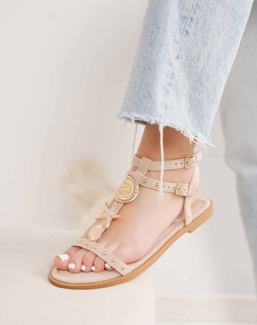 Sandale femme beige élégante en suédine à détails bijoux dorés et double lanière