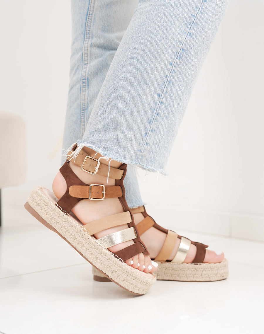 Sandale femme marron élégante à brides beige et doré avec plateforme en osier