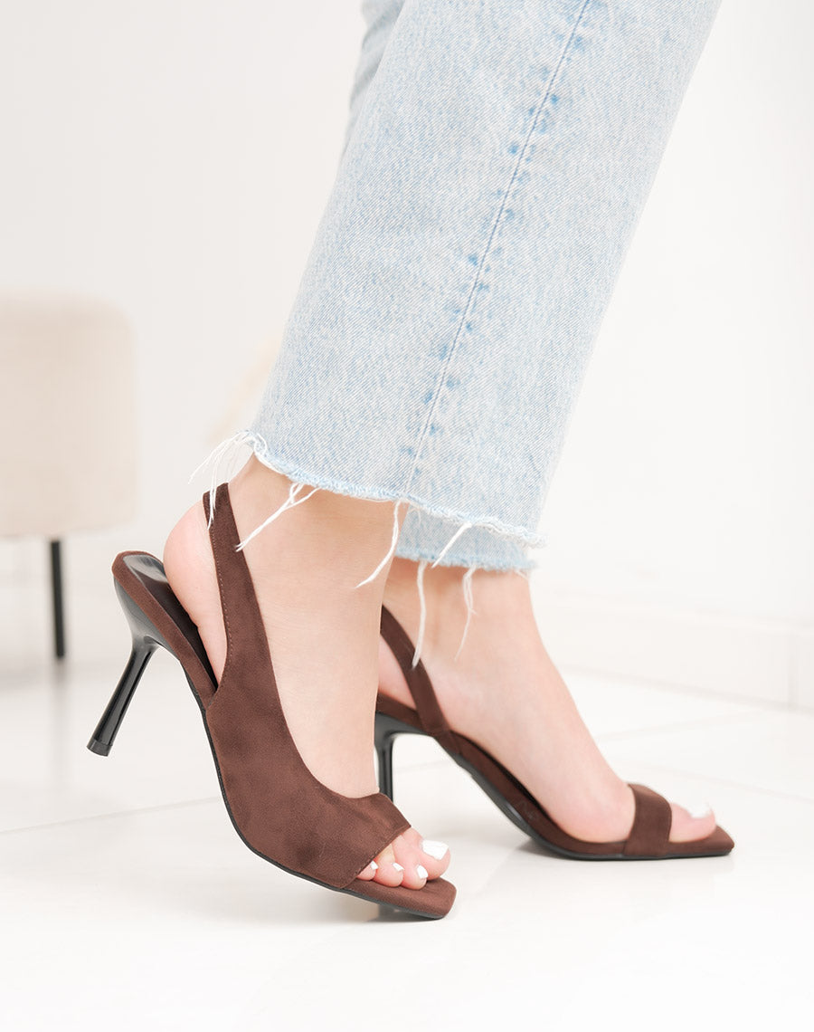 Sandale femme marron élégante en suédine à talon aiguille et coupe asymétrique