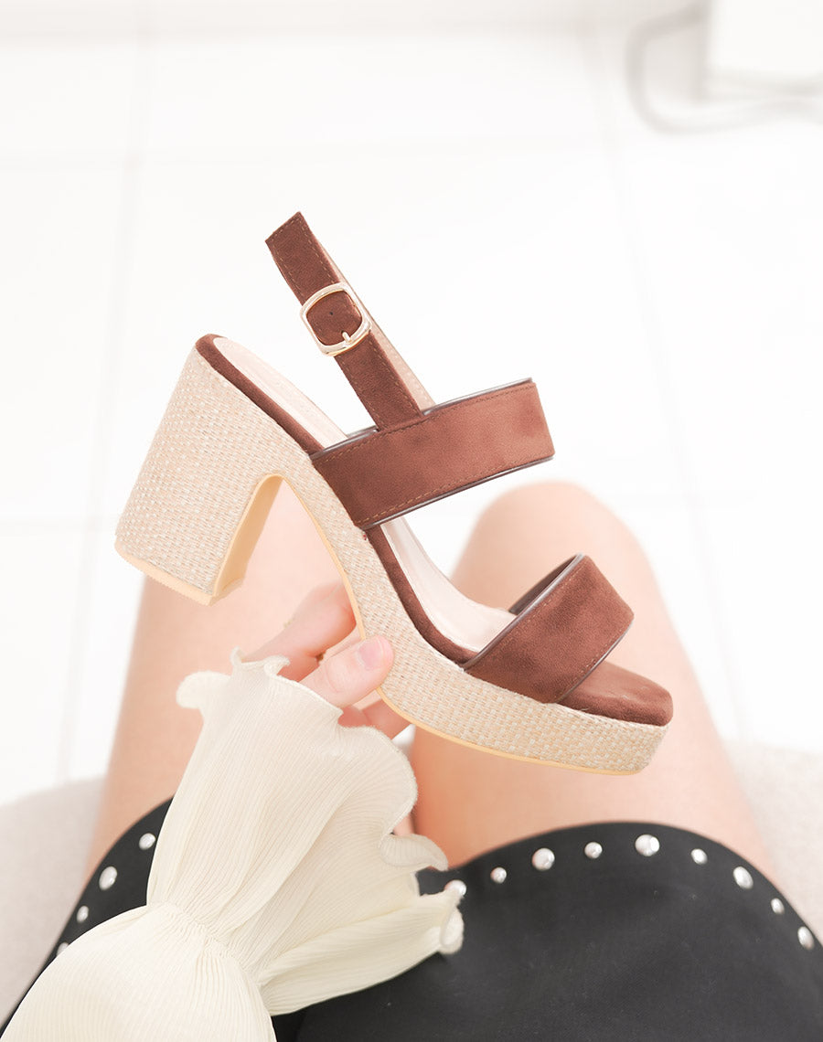 Sandale femme marron en suédine à talon et plateforme en osier