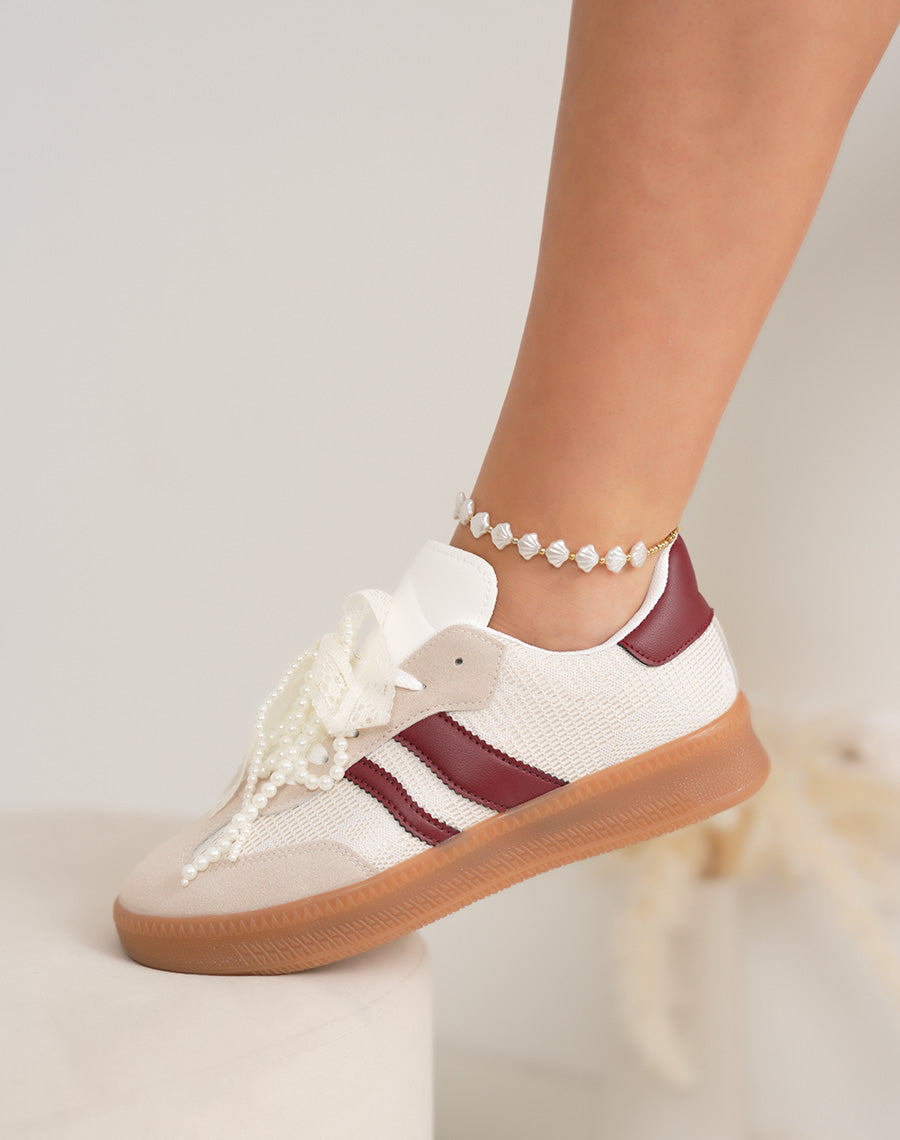 Basket femme beige élégante avec détails bordeaux et lacets perles et dentelle