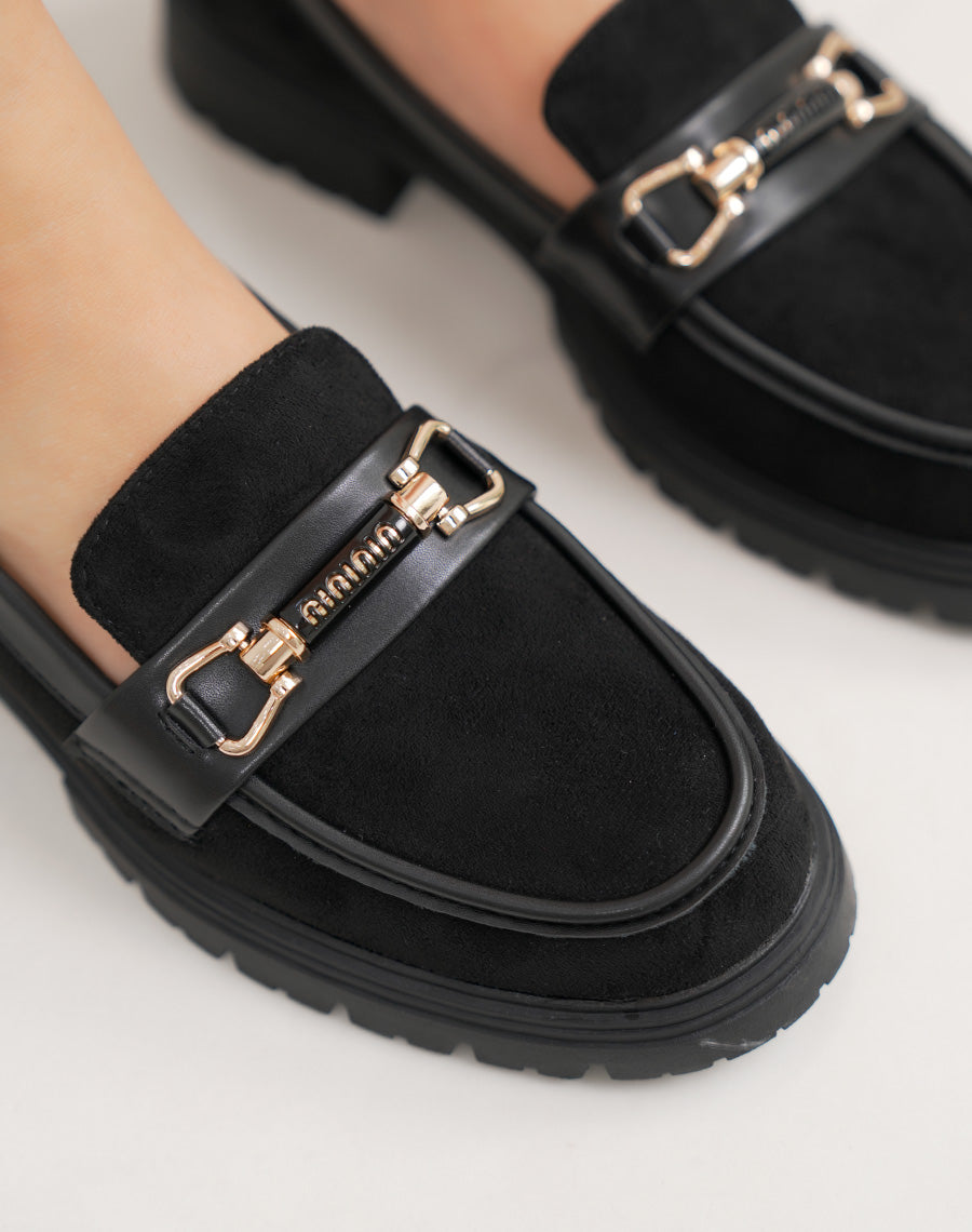 Mocassin femme noir élégant en suédine avec bijou doré et semelle crantée