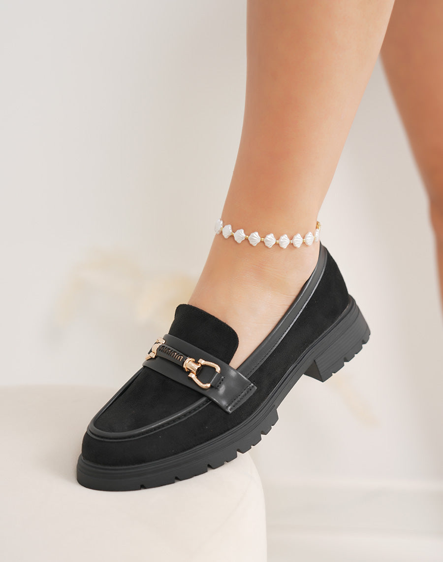 Mocassin femme noir élégant en suédine avec bijou doré et semelle crantée