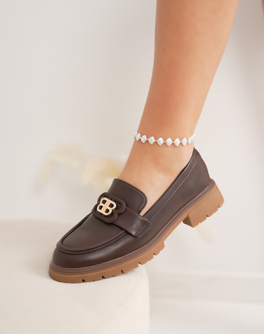 Mocassin femme marron tendance avec bijou doré et semelle crantée confortable