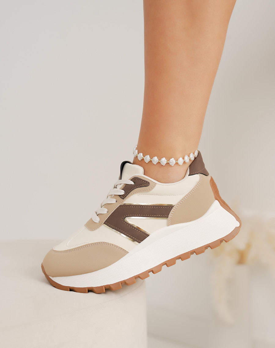 Basket femme beige tendance avec empiècements marron et taupe et semelle crantée épaisse