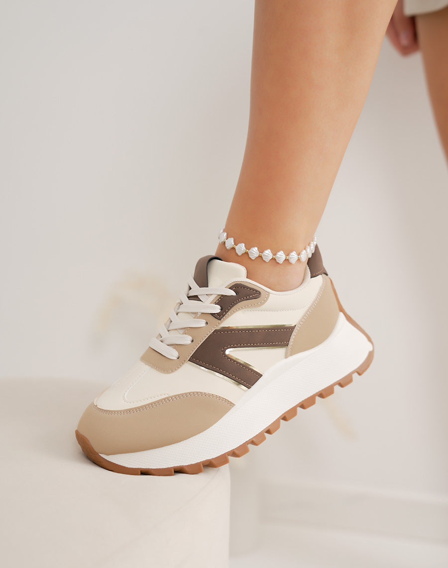 Basket femme beige tendance avec empiècements marron et taupe et semelle crantée épaisse