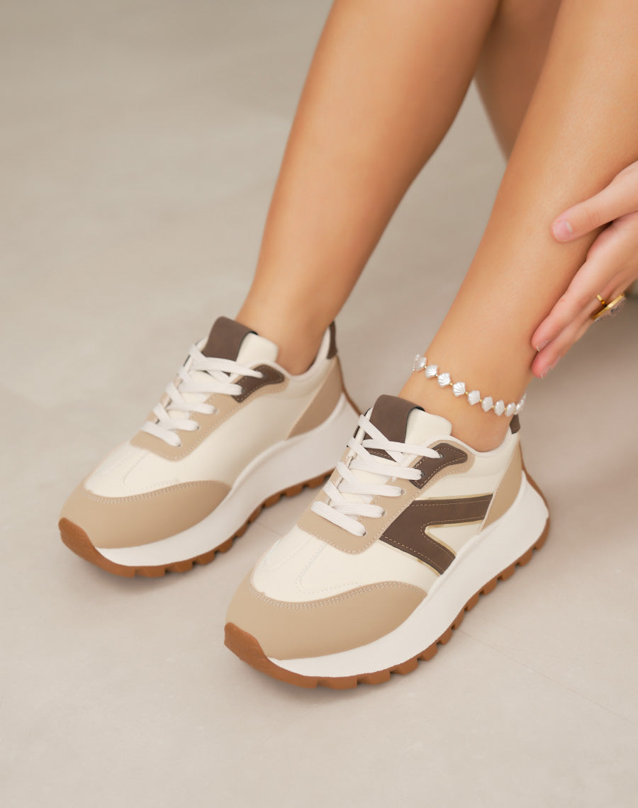Basket femme beige tendance avec empiècements marron et taupe et semelle crantée épaisse