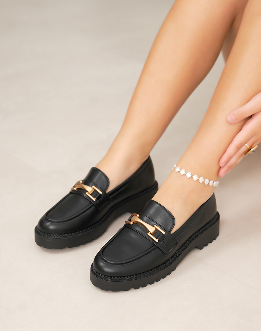 Mocassin femme noir chic avec bijou doré et semelle crantée confortable