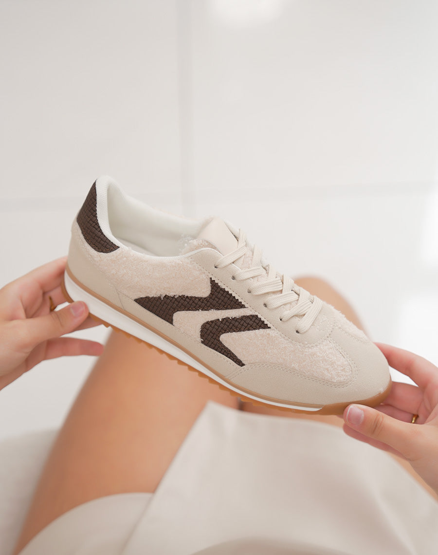 Basket femme beige basse tendance avec empiècements marron tissé et semelle contrastée