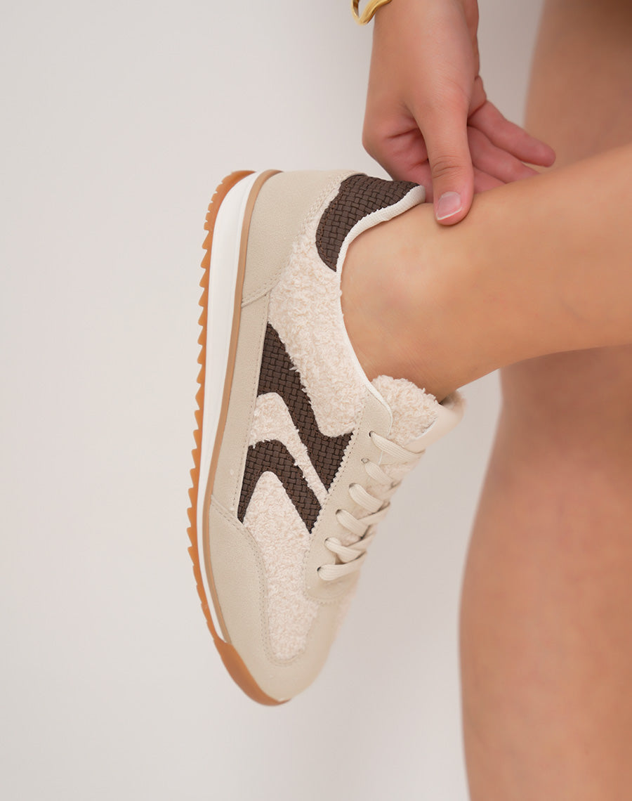 Basket femme beige basse tendance avec empiècements marron tissé et semelle contrastée