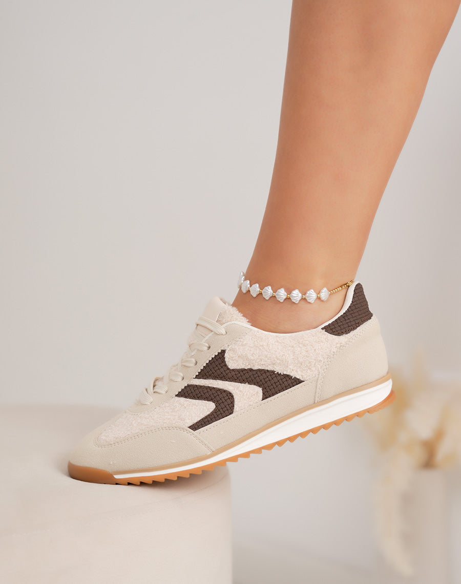 Basket femme beige basse tendance avec empiècements marron tissé et semelle contrastée