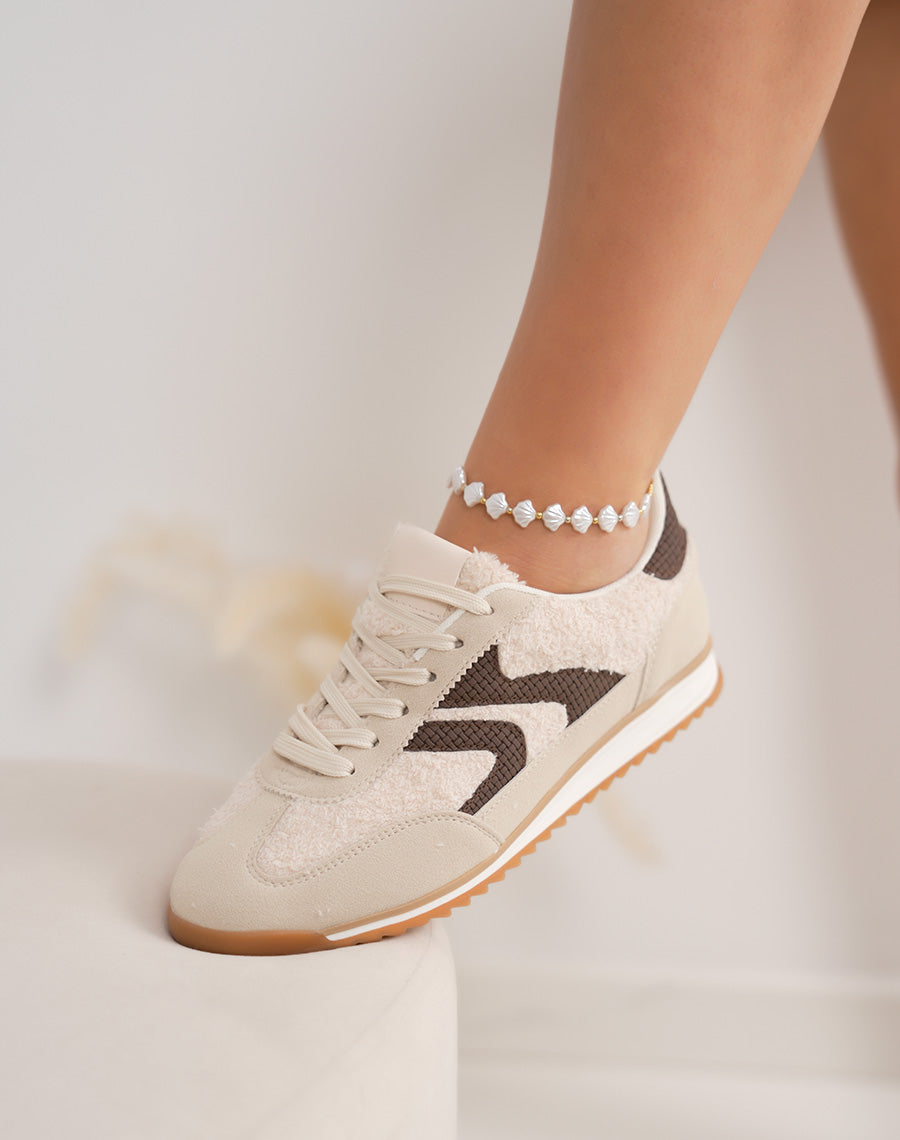 Basket femme beige basse tendance avec empiècements marron tissé et semelle contrastée