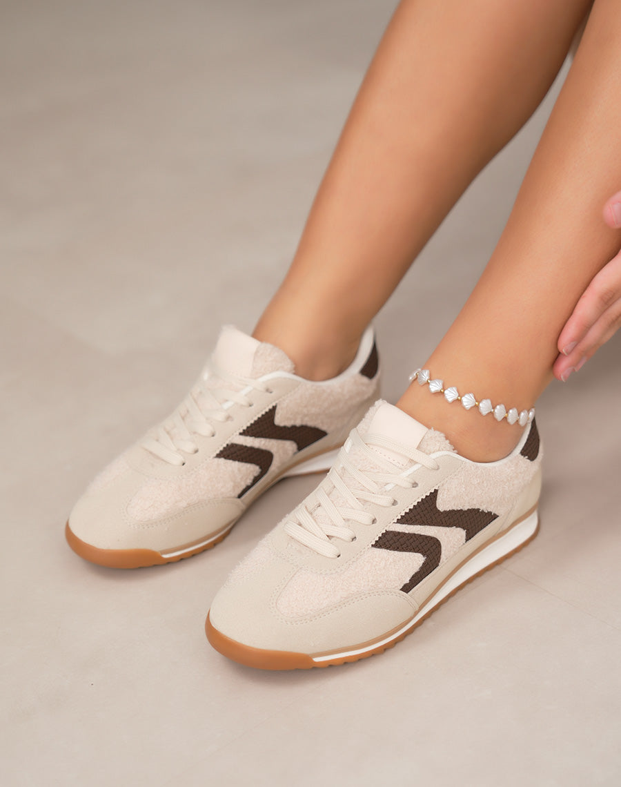 Basket femme beige basse tendance avec empiècements marron tissé et semelle contrastée
