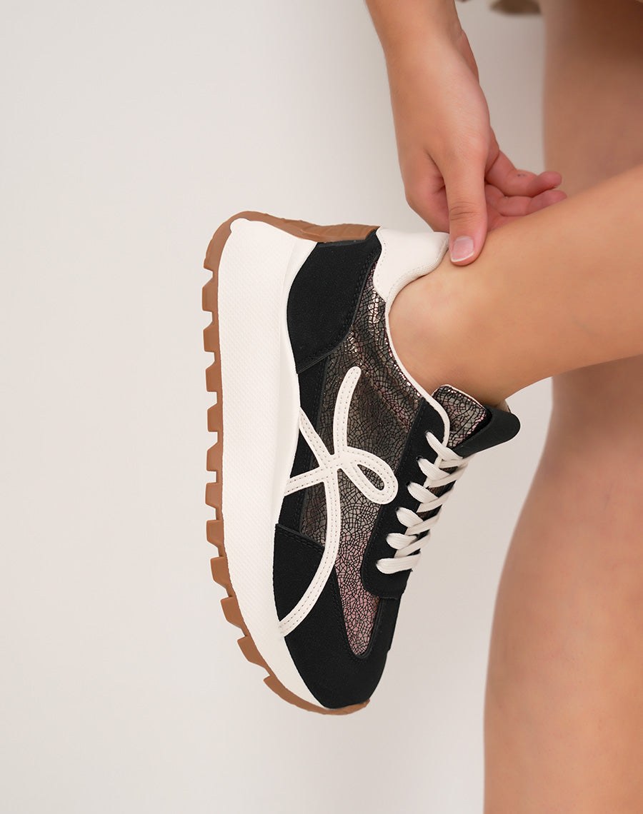 Basket femme noire tendance avec empiècement brillant et semelle blanche crantée