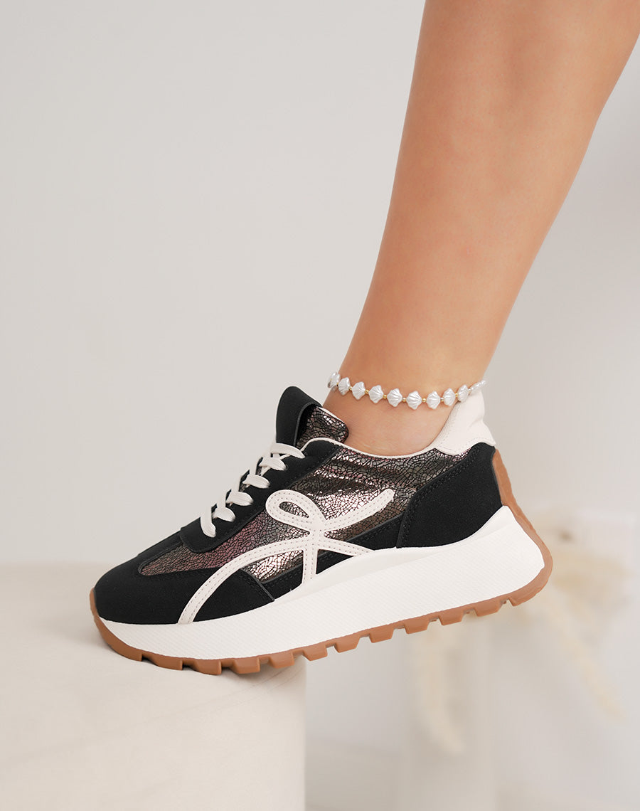 Basket femme noire tendance avec empiècement brillant et semelle blanche crantée