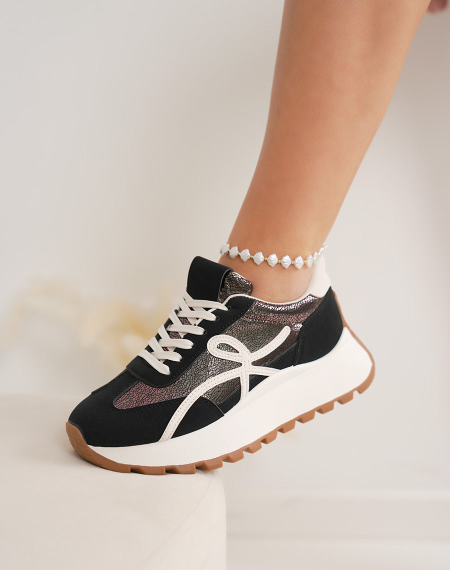 Basket femme noire tendance avec empiècement brillant et semelle blanche crantée