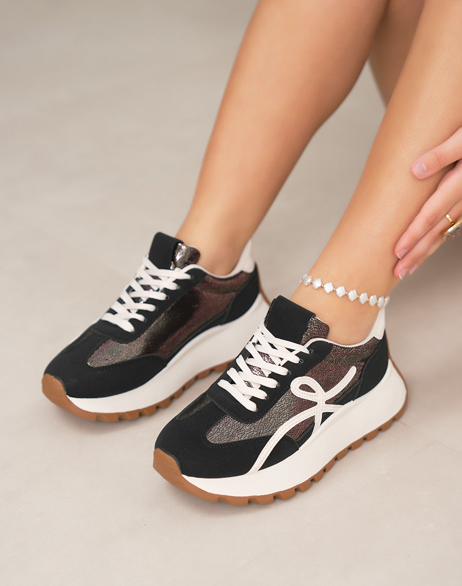 Basket femme noire tendance avec empiècement brillant et semelle blanche crantée