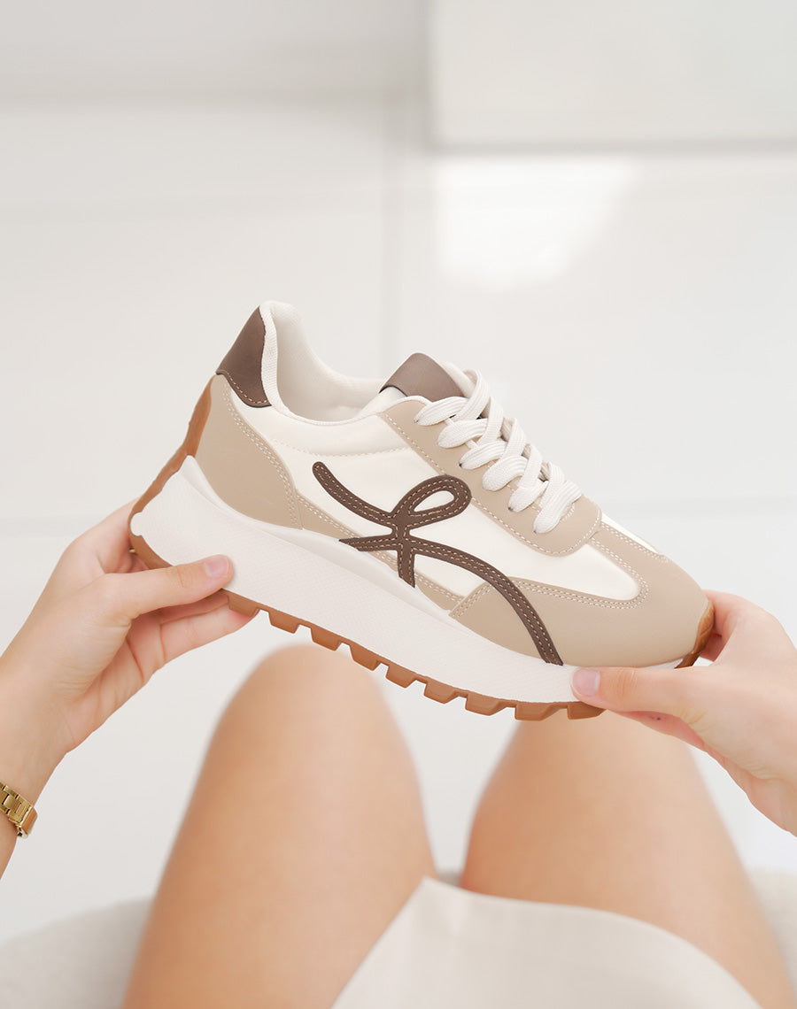 Basket femme blanche tendance avec détails beige et ligne marron sur semelle épaisse