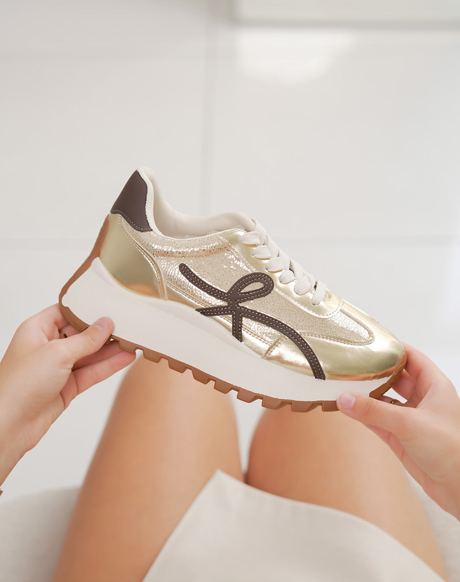 Basket femme dorée tendance avec ligne marron et semelle épaisse crantée