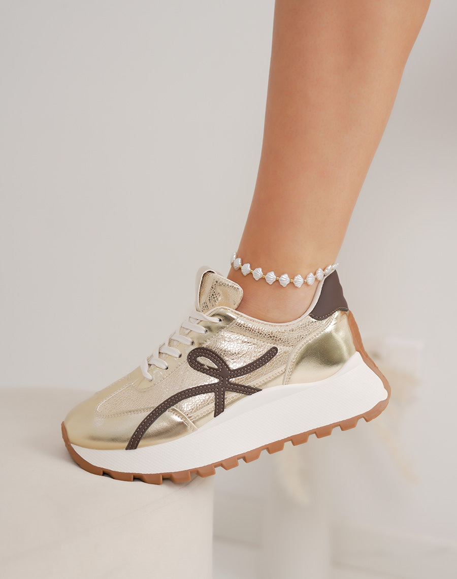 Basket femme dorée tendance avec ligne marron et semelle épaisse crantée