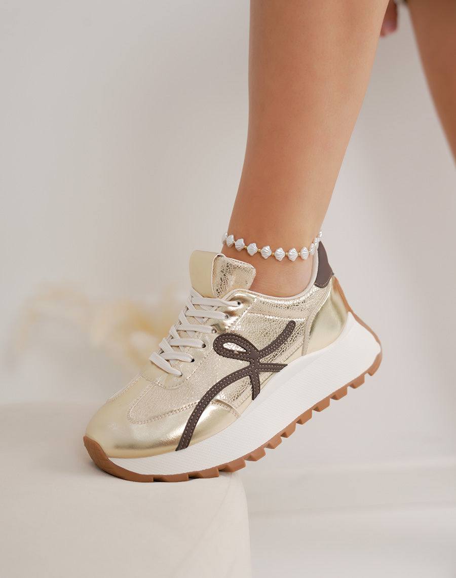 Basket femme dorée tendance avec ligne marron et semelle épaisse crantée