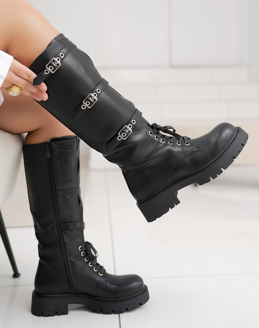 Bottes femme noires à lacets avec brides argentées tendance et semelle crantée