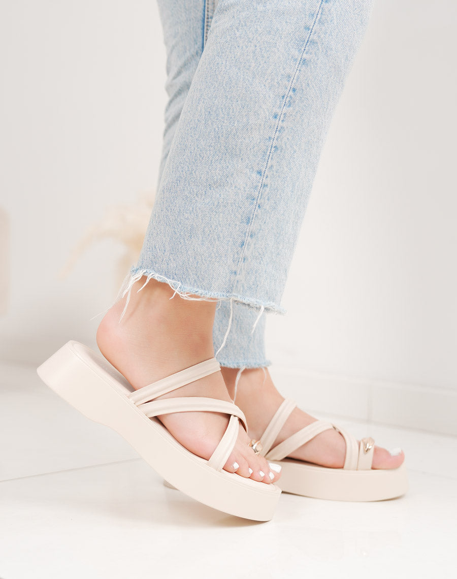 Mules femme beige élégantes à plateforme avec brides entrecroisées et bijou doré