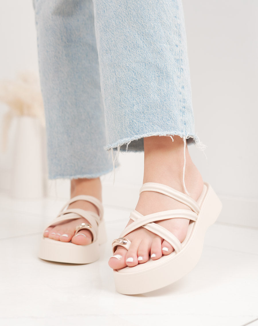 Mules femme beige élégantes à plateforme avec brides entrecroisées et bijou doré