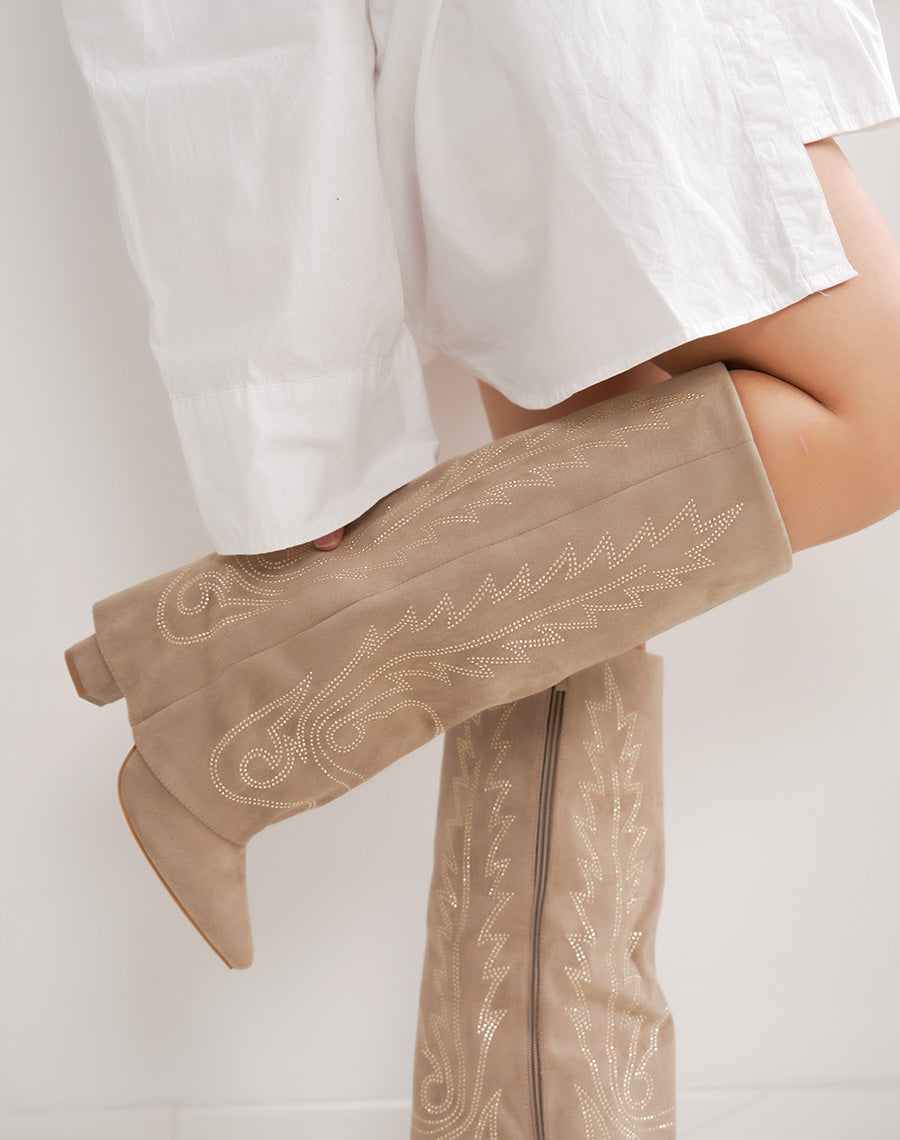 Bottes femme beige style santiags à strass dorés tendance et bout pointu