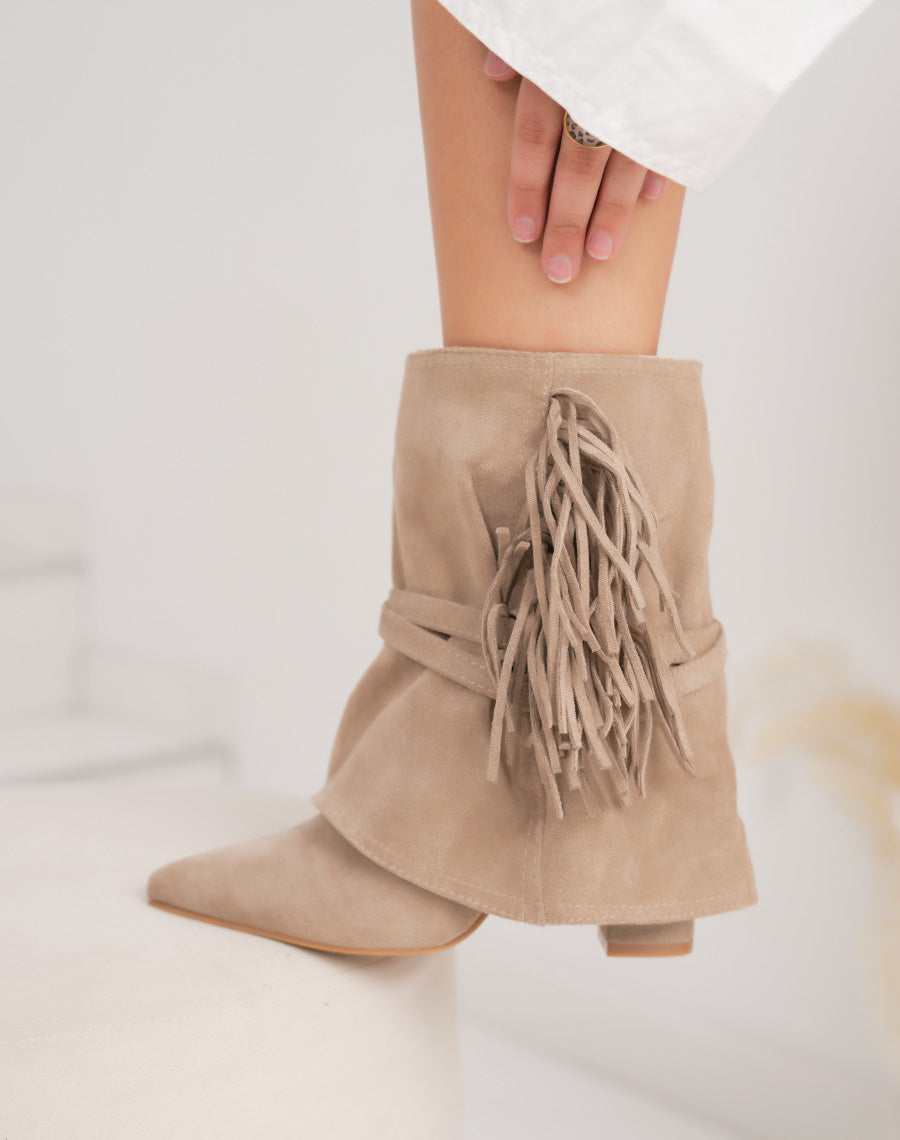 Bottine femme beige en suédine à franges élégante et boucle dorée
