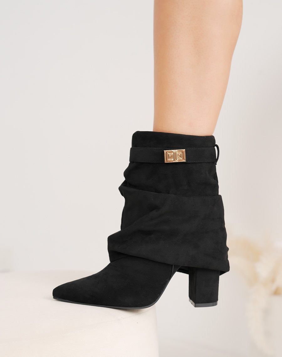Bottine femme noire en suédine à talon haut élégante avec boucle dorée